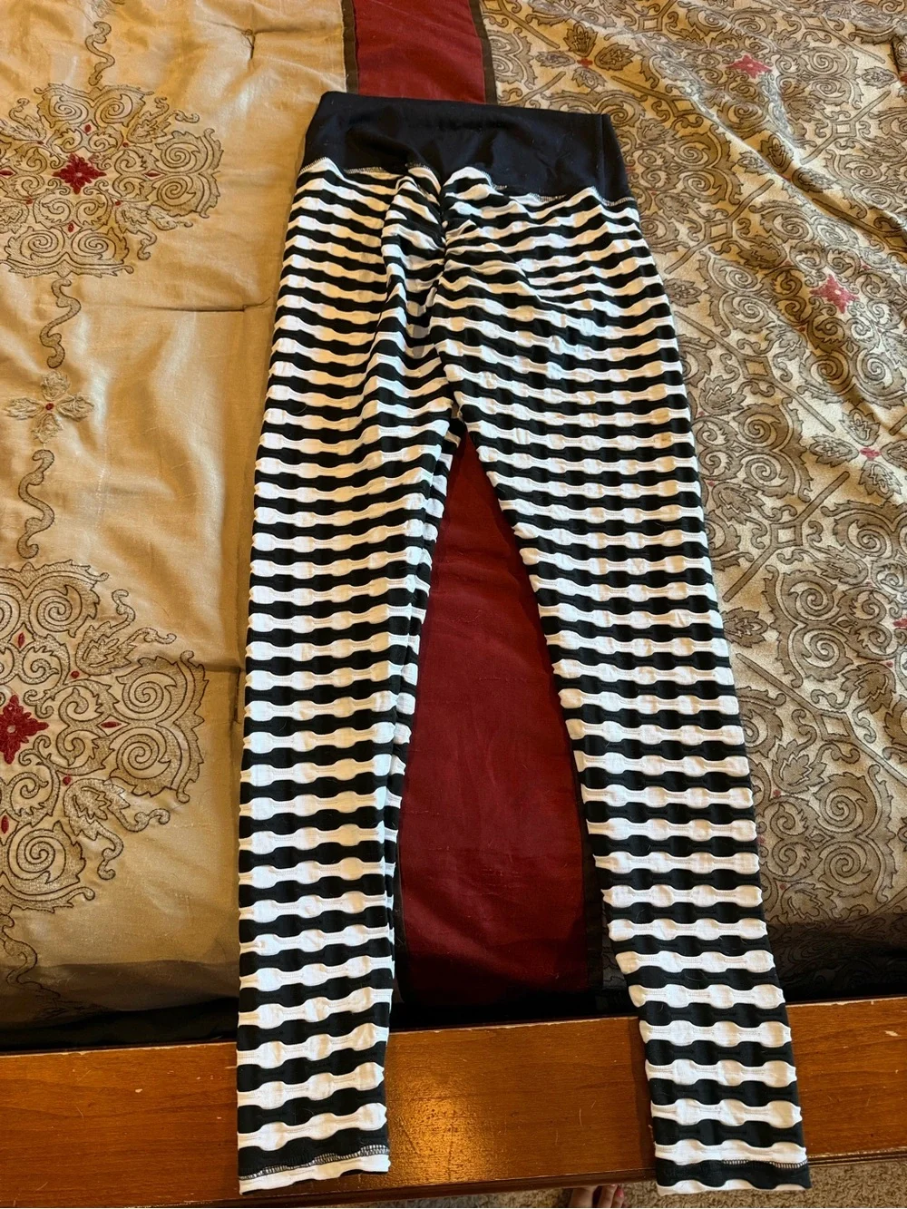 EUC Abs2b Black & White Textured Scrunch Booty High Waisted 7/8 leggings Size L - Picture 2 of 5
